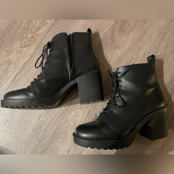 High-heeled boots - Picture 2 of 6